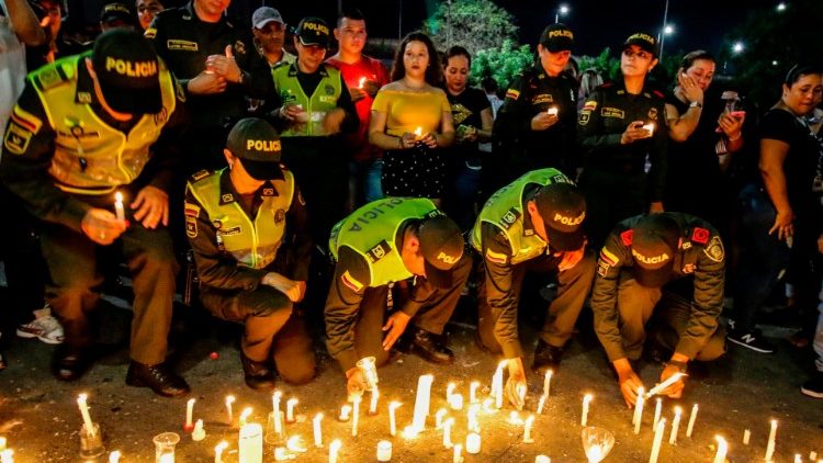 Polizeibeamte zünden zum Gedenken an den Terroranschlag vor einer Polizeistation Kerzen an