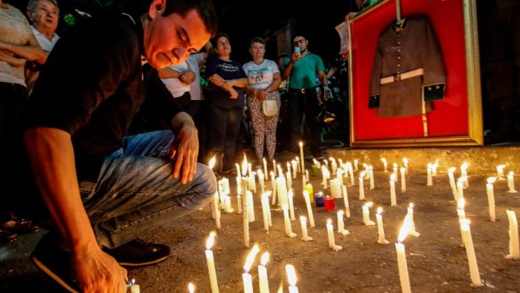 Kolumbijci pale svijeće i mole nakon napada autobombom na jugu Bogote