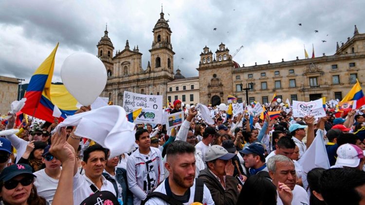 Des Colombiens rassemblés lors d'une marche blanche en mémoire des victimes de l'attentat du 17 janvier, à Bogota le 20 janvier. 2018. 