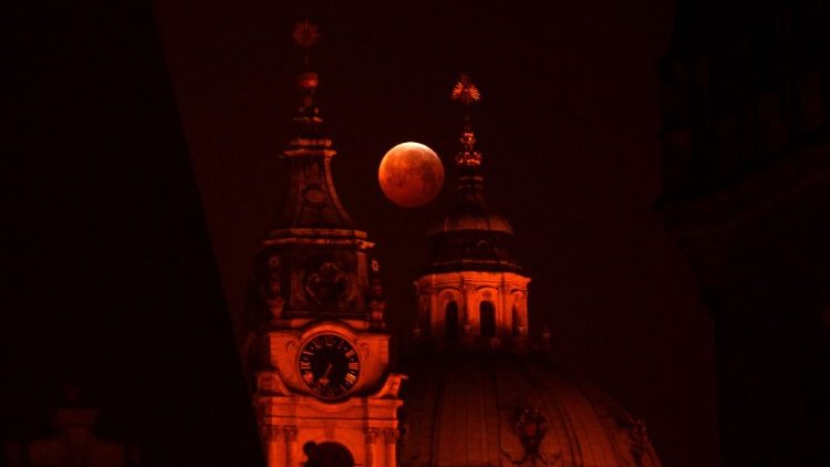 Ende Januar 2019: Mond hinter Prager Kirchtürmen