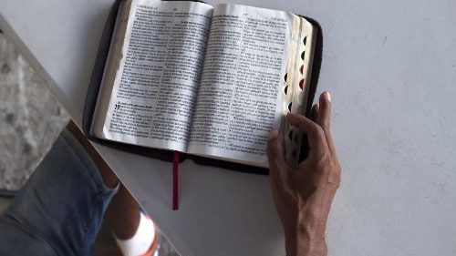 Papst erhält kilometerlange Rekord-Bibel als Geschenk