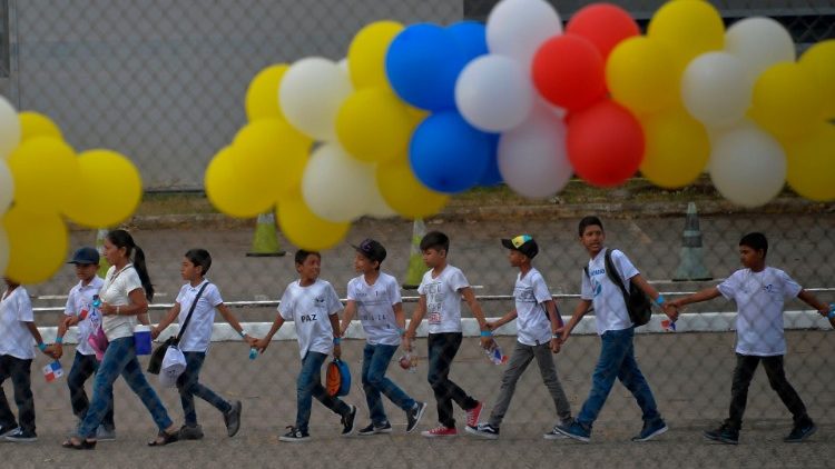 Barn tar emot påven till Världsungdomsdagen i Panama