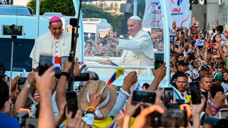 Ao chegar no Panamá, o Papa respondeu com sorrisos o carinho dos peregrinos 