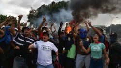 topshot-venezuela-crisis-opposition-demo-1548317347083.jpg