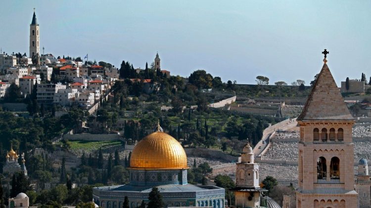 A história política de Jerusalém está inextricavelmente interligada com os acontecimentos dessas três religiões monoteístas. 
