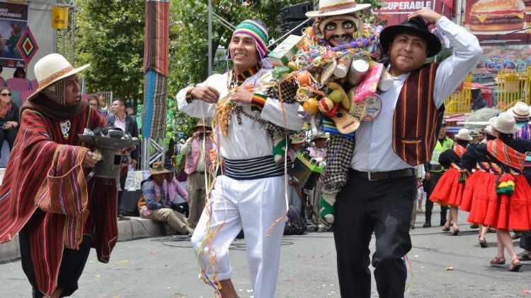 Indigeni della Bolivia celebrano la festa di Alasitas