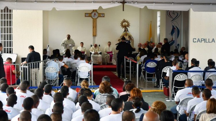 Papež Frančišek je obiskal mladoletne prestopnike, ki se zaradi odvzete prostosti niso mogli udeležiti SDM