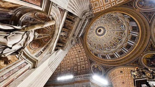 Vatikan: Petersdom mit neuer Innenbeleuchtung