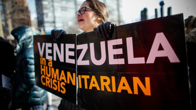 Joven venezolana protesta por la crisis humanitaria en Venezuela ante la sede de la ONU en Nueva York