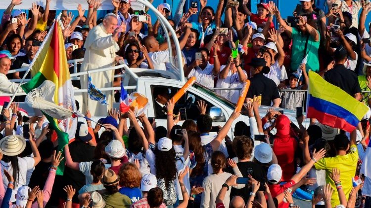 Papež Frančišek je letos obiskal kar enajst držav na štirih celinah. Januarja so ga v Panami z navdušenjem sprejeli mladi z vsega sveta. 