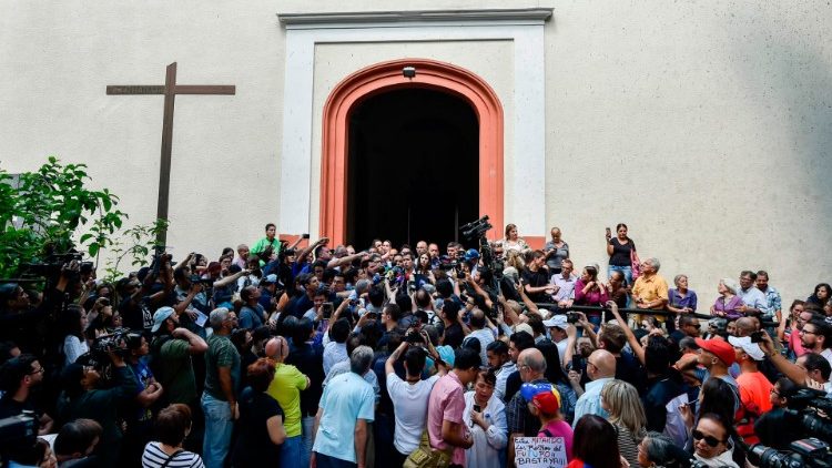 Oppositionsführer Juan Guaidó spricht vor der San Jose Kirche mit Journalisten