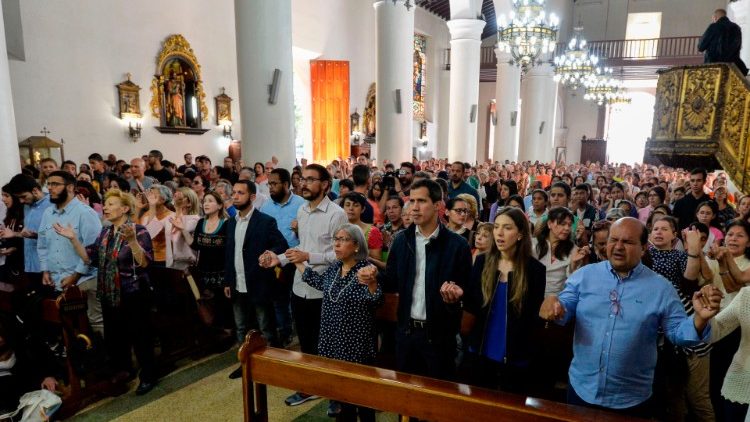 Der Oppositionelle Juan Guaidò, der sich zum Präsidenten erklärt hat, bei einer Messe in der Kirche San José in Caracas am Montag