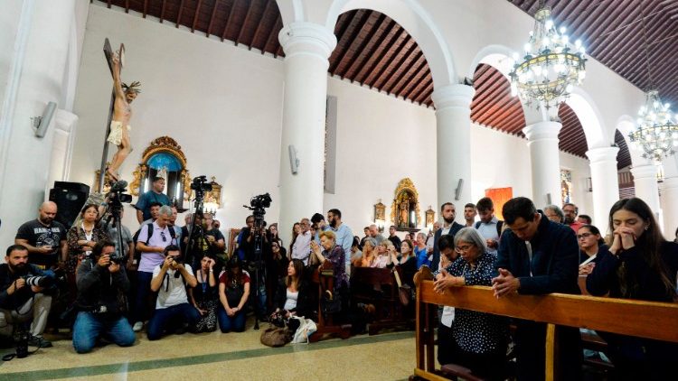 Der Oppositionsführer Juan Guaido, der sich zum Präsidenten erklärt hat, nimmt gemeinsam mit seiner Frau an einer  Messe in der Kirche San José in Caracas teil