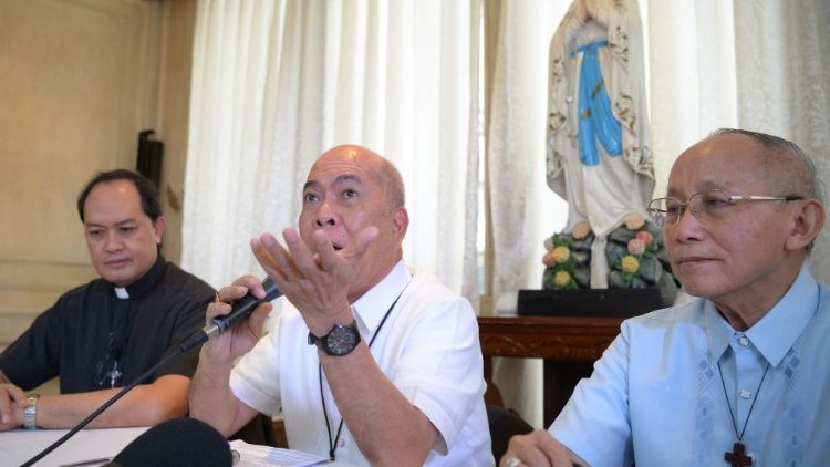 Ao centro, na foto, o arcebispo de Davao e presidente da Conferência Episcopal das Filipinas, dom Romulo Valles