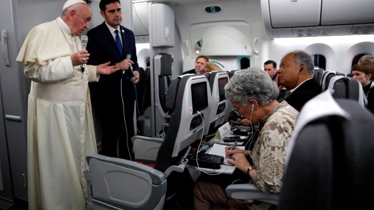 Conferencia de prensa del Papa en el vuelo de regreso a Roma