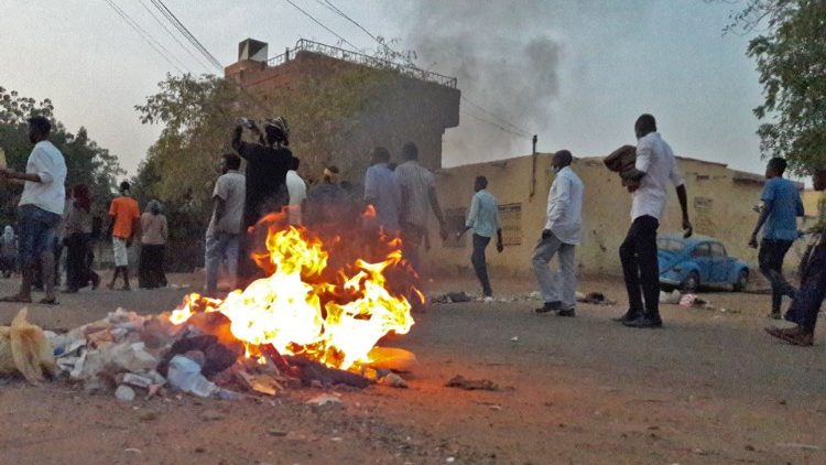 Des manifestants soudanais dans la ville jumelle de Khartoum, Omdurman, le 29 janvier 2019. 