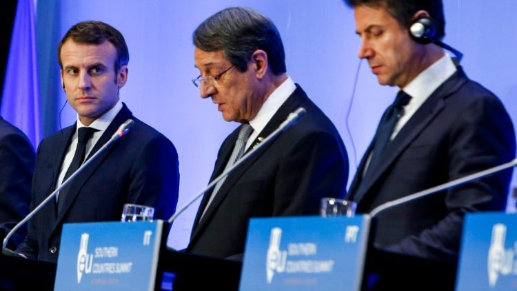 Le président français Emmanuel Macron (à g.) et le président du Conseil des ministres italien Giuseppe Conte (à dr.), lors d'un sommet de l'UE à Chypre le 29 janvier 2019 