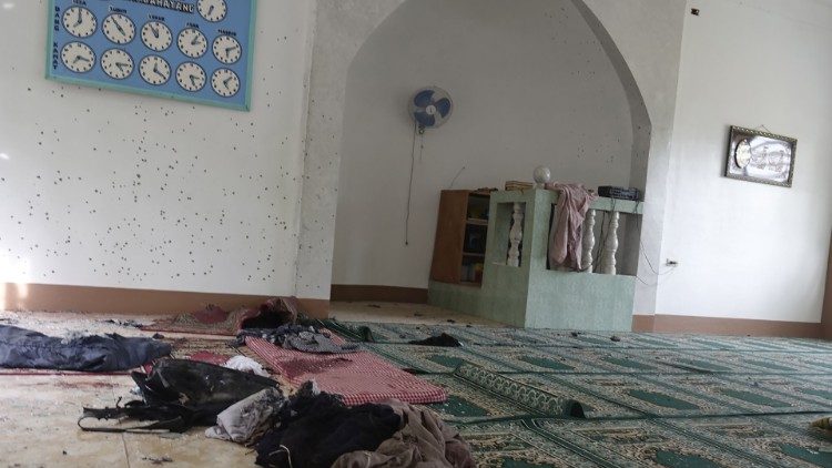 Nach dem Granatenanschlag: Habseligkeiten auf dem Boden der betroffenen Moschee