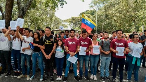 Venezuela. Vescovi: garantire l'educazione per dare impulso alla democrazia