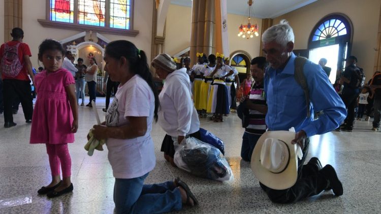 Des fidèles catholiques à la Basilique de Suyapa, principal sanctuaire marial du pays, à Tegucigalpa, capitale du Honduras - le 2 février 2019. 