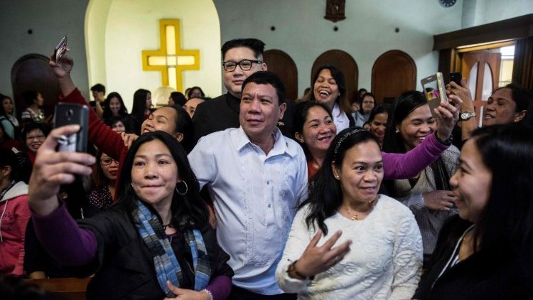 Der philippinische Präsident Rodrigo Duterte (Mitte)