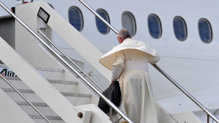 Папа узыходзіць на борт самалёта, які накіруецца ў Абу-Дабі