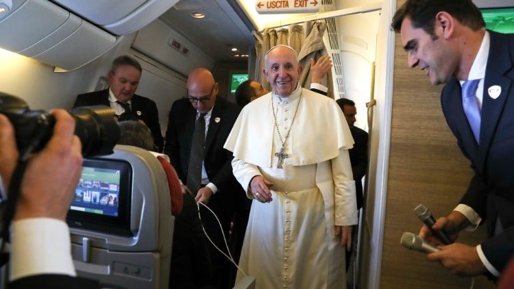 البابا ملتقيا بالصحفيين على متن الطائرة في طريقه إلى أبو ظبي