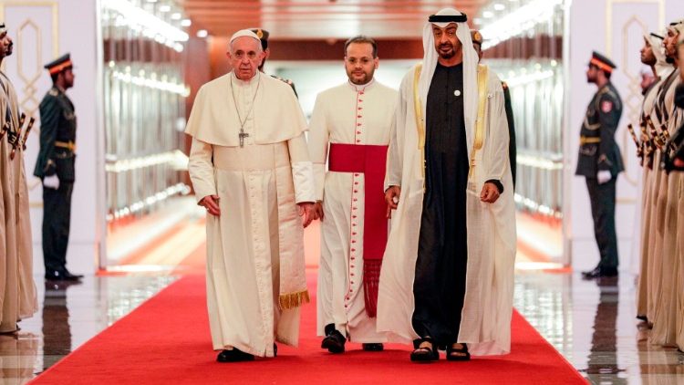O Papa acolhido no aeroporto de Abu Dhabi