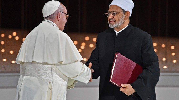 Påven Franciskus och storimamen Ahmed Al-Tayeb tar i hand efter undertecknadet av Dokumentet i februari i Abu Dhabi