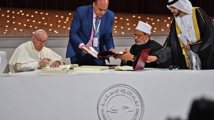 Папа Франциск и шейх Ахмед ал Тайеб при подписването на Документа за човешкото братство