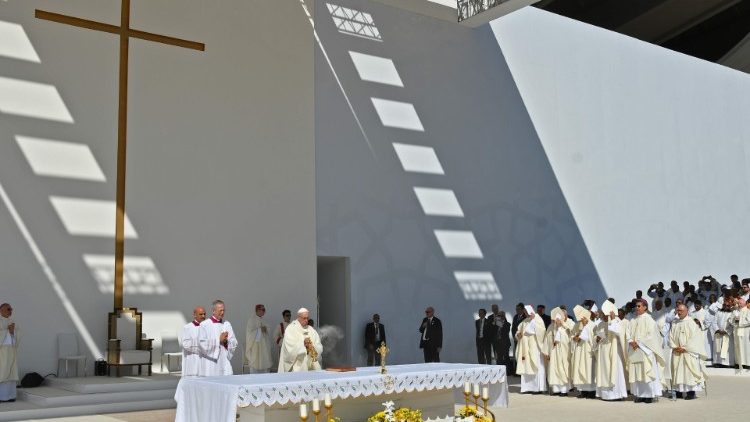 Papež Frančišek med sveto mašo v Abu Dhabiju.