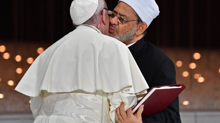 संत पापा फ्राँसिस को चुम्बन देते अल अजहर के ग्रैंड ईमाम शेख अहमद अल तायेब 