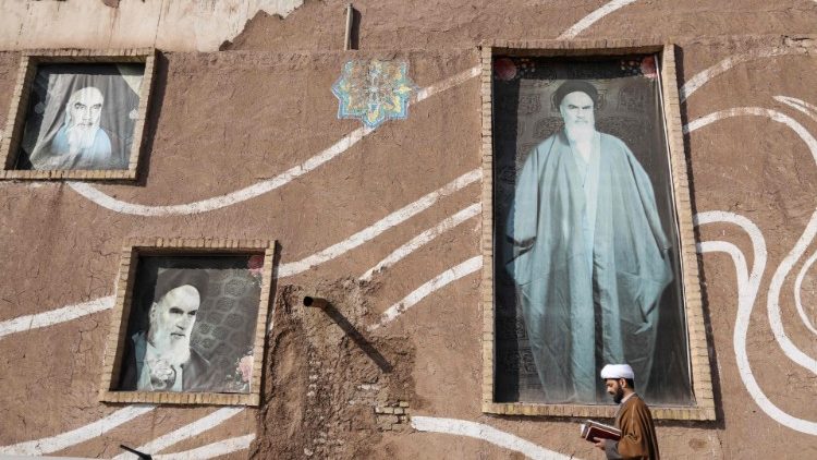 Des portraits de l’ayatollah Khomeiny dans la ville de Qom, centre spirituel du chiisme. 