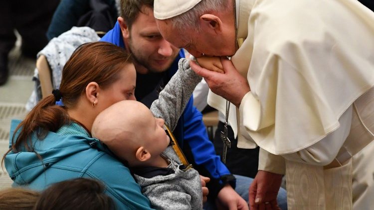 Påven hälsar på sjukt barn