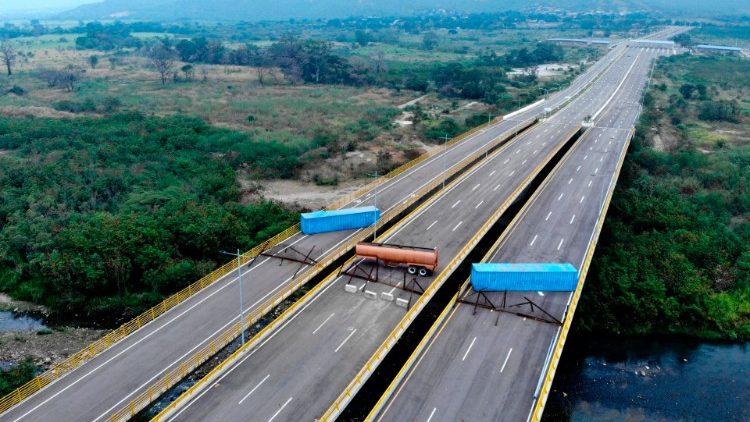 Maduro blocca gli aiuti umanitari sul ponte Tienditas al confine con la Colombia