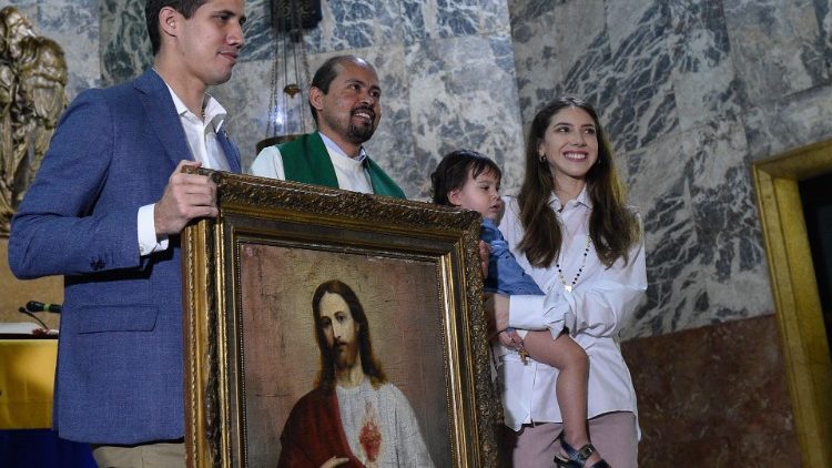 येसु के पवित्र हृदय की प्रतिमा के साथ एक परिवार