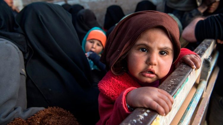 Donne e bambini abbandonano Baghouz, una delle ultime roccaforti dell'Is in Siria