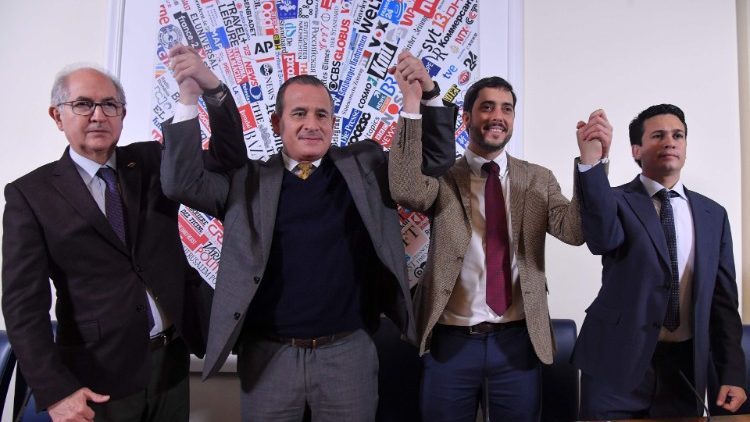 Delegace venezuelské opozice při tiskové konferenci v Římě