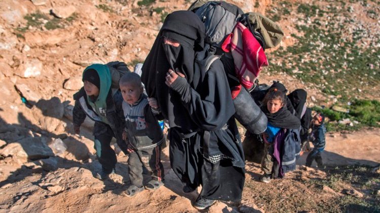 Mulheres e crianças abandonam Baghouz, um dos últimos redutos do Estado Islâmico na Síria