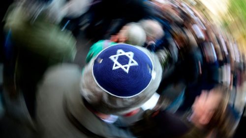 Parigi: i vescovi francesi alla Marcia contro l’antisemitismo
