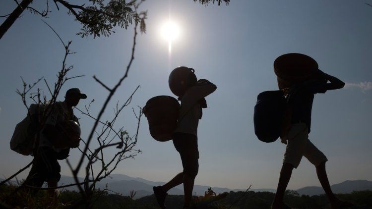 Na área da assistência aos venezuelanos que tentam deixar o país através das fronteiras com a Colômbia ou o Brasil, a Caritas atendeu 7.488 migrantes, acolhendo-os nas chamadas "casas de passagem"