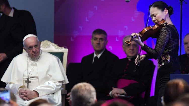 Pope Francis listens to US violinist Midori Goto on 14 February 2019