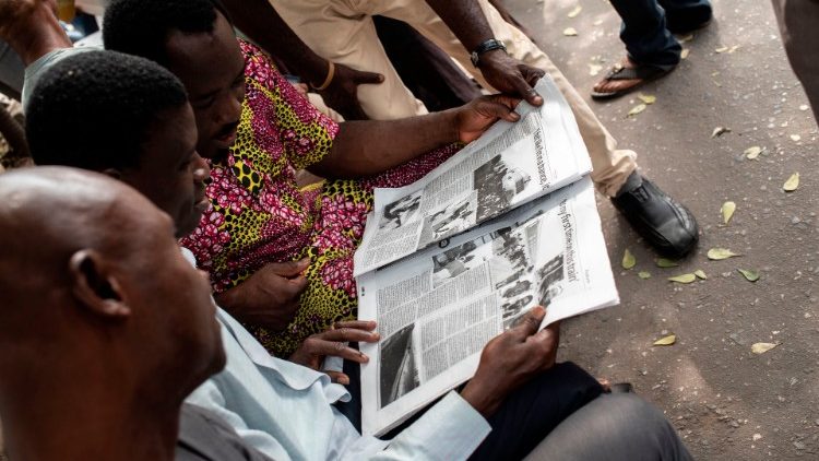 A Lagos au Nigeria, des électeurs réunis autour du journal après l'annonce du report de l'élection, le samedi 16 février 2019. 