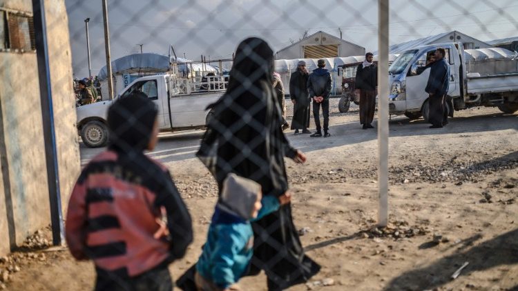 Žena i djeca koji su pobjegli iz posljednjeg uporišta samozvane Islamske države u Siriji