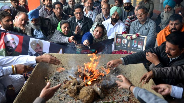 L'India commemora le vittime dell'attentato in Kashmir