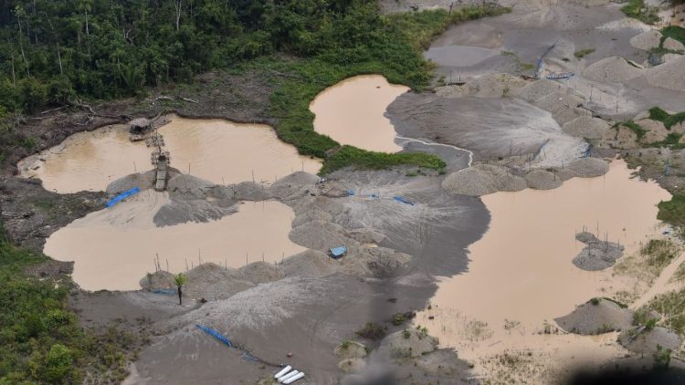 Vue aérienne d'une zone de la jungle amazonienne dans le Sud-Est du Pérou, polluée par l'extraction illégale de l'or. 