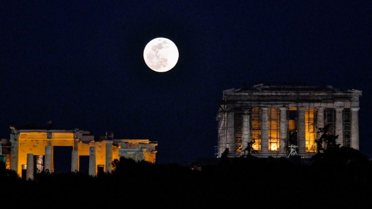 Vollmond über der Akropolis in Athen