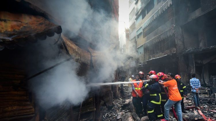 Les secours tentent d'éteindre l'incendie qui a ravagé Dacca, le 20 février 2019.  