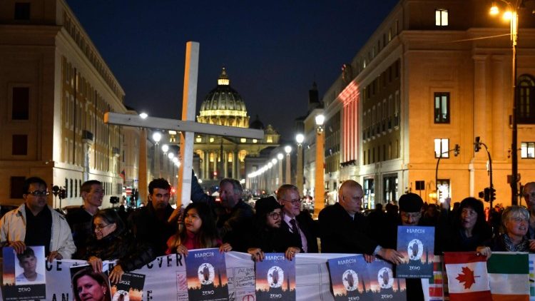Demonstranten am Rande des Kinderschutzgipfels in Rom