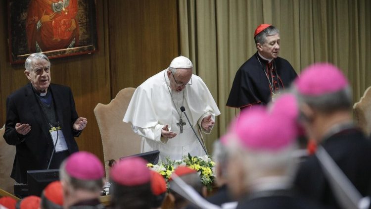 P. Lombardi, papež Frančišek in kardinal Cupich med molitvijo v sinodalni dvorani v Vatikanu.